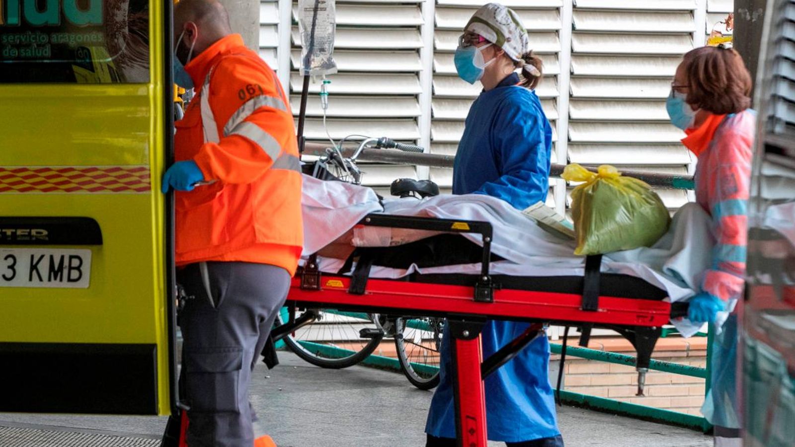 Personal sanitari porta a un pacient a les urgències de l'Hospital Clínic Universitari Ufanós Blesa de Saragossa