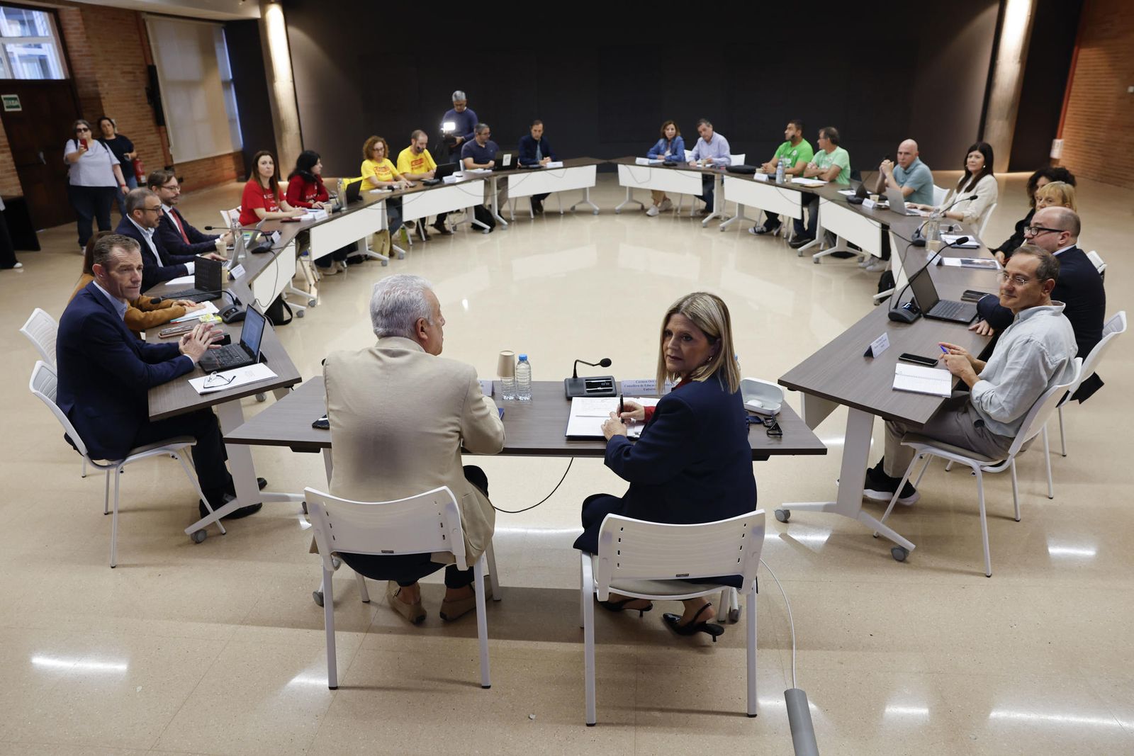 Reunió entre la cúpula de la Conselleria d'Educació i representants dels sindicats, este dijous