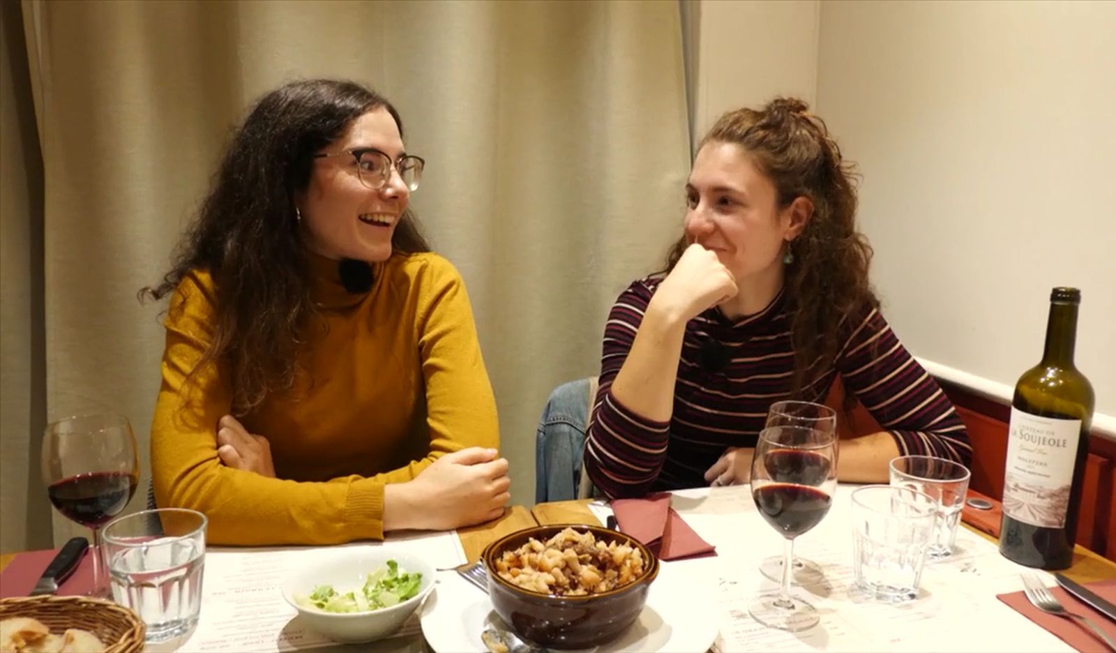 Dos alacantines, Bàrbara i Alejandra, ens portaran a provar el plat emblemàtic de la regió, el 'cassoulet'