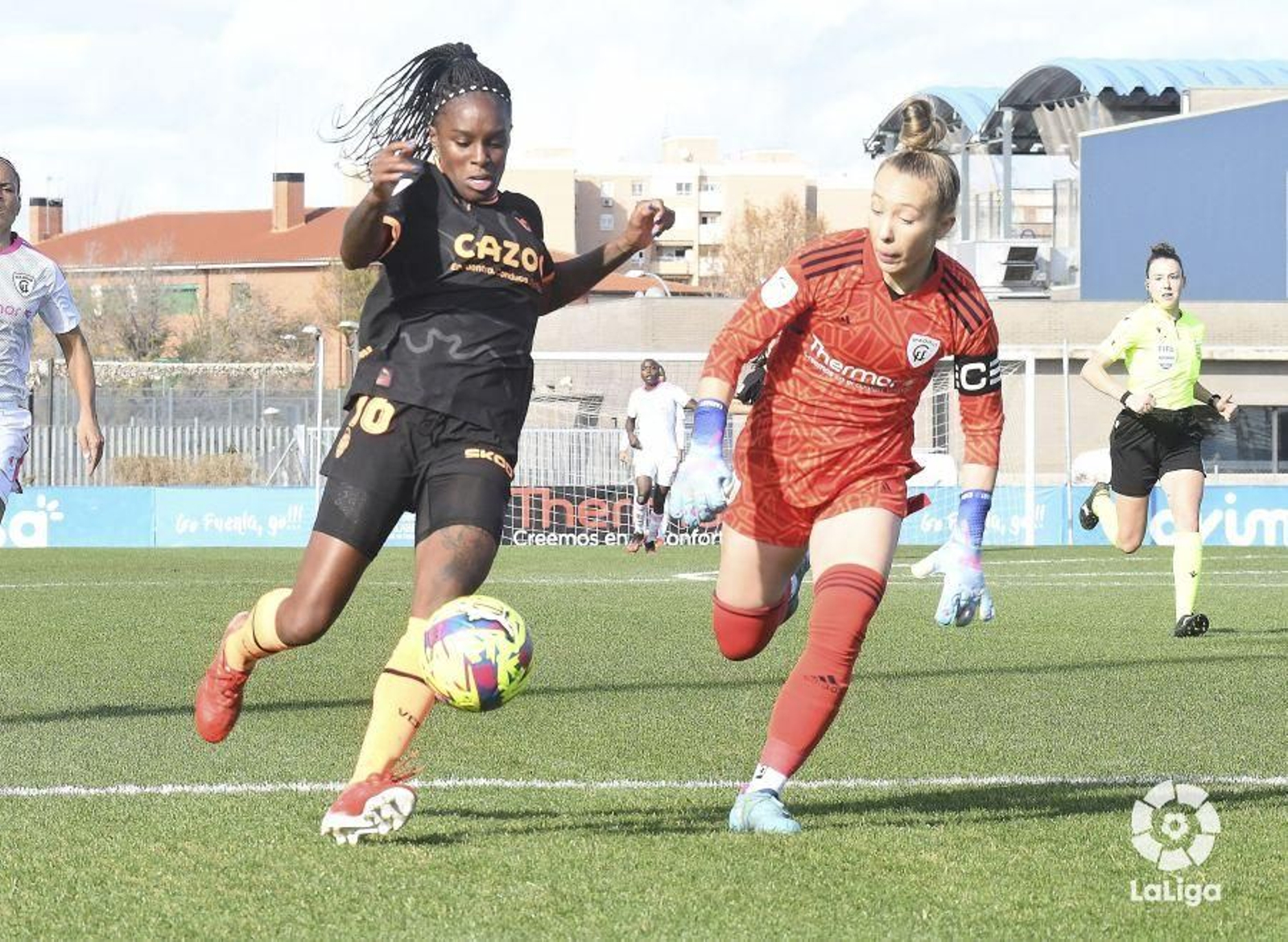 La valencianista Chacón tracta de regatejar la portera del Madrid CFF