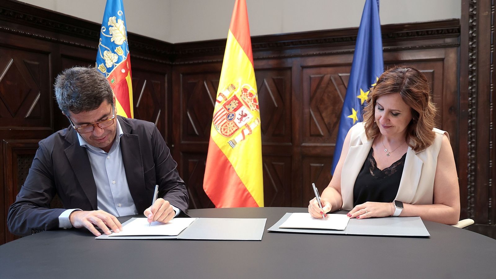 El president de la Generalitat, Carlos Mazón, i l'alcaldessa de València, María José Català, durant la signatura de l'acord