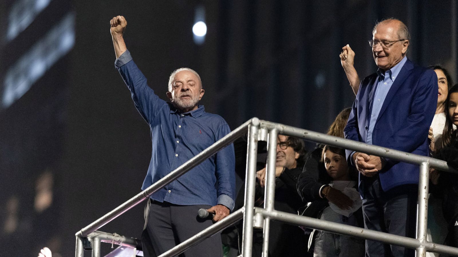 Crònica sobre la victòria de Lula da Silva en les eleccions del Brasil. En imatge, Lula celebra la victòria davant dels simpatitzants a Sao Paulo
