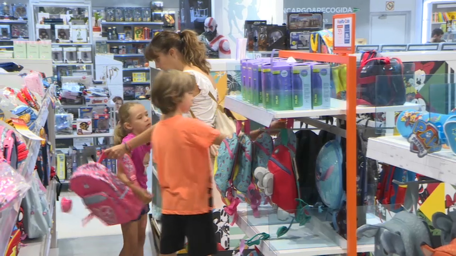 Una mare i els seus fills en una papereria