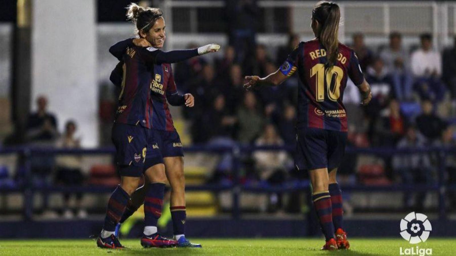 Andonova i Alba Redondo celebren un dels gols