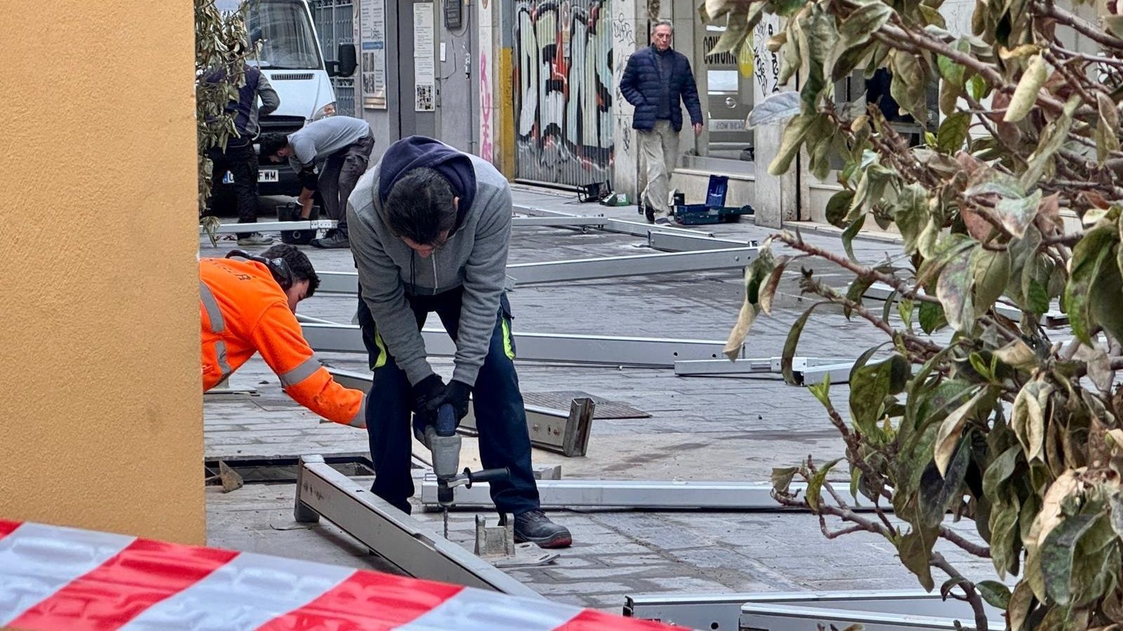 Diversos operaris treballen en la instal·lació dels envelats d'una comissió fallera de València