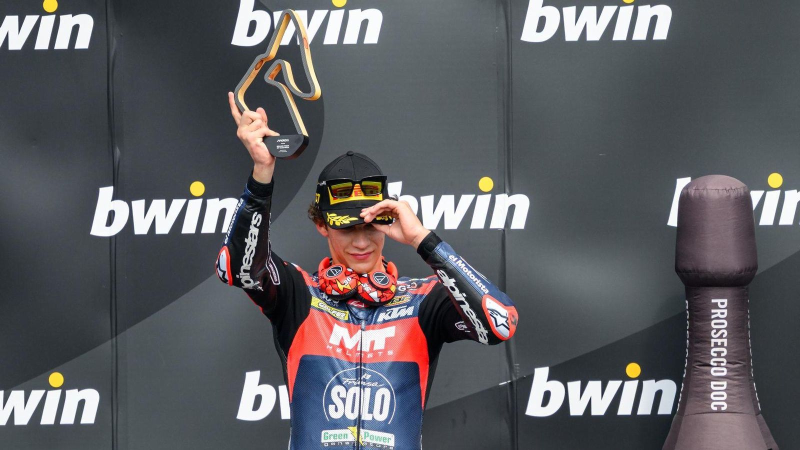 Piqueras, amb el trofeu de campió