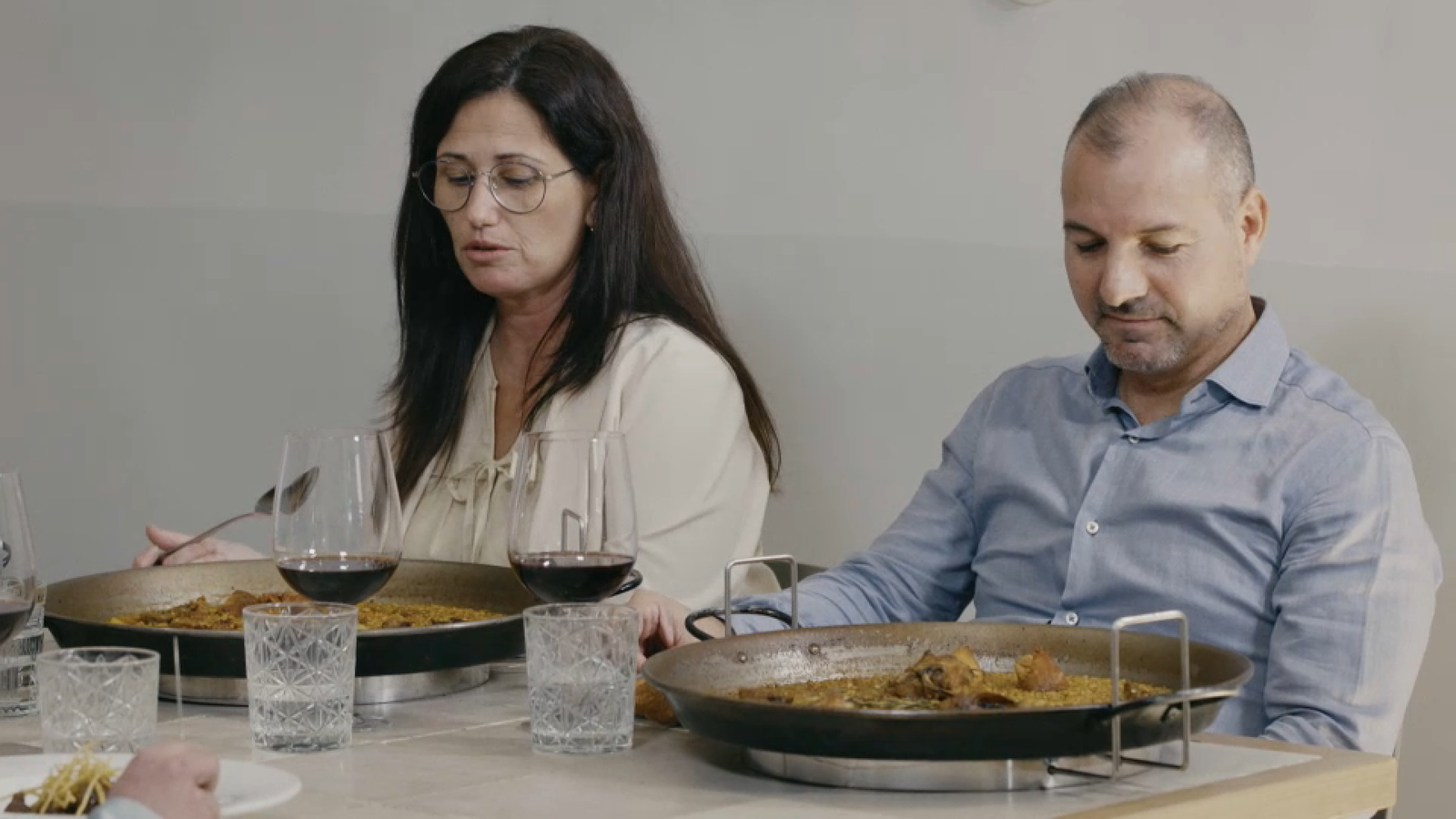 Jose mentre pensa com valora la paella cuinada a Sueca