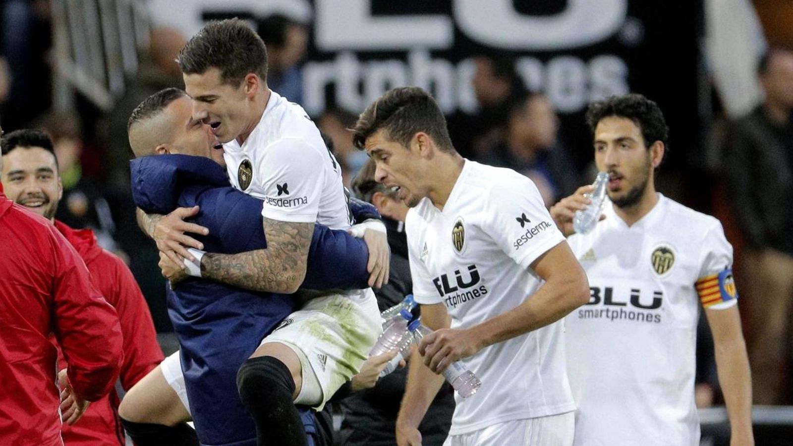 Santi Mina celebra el segon gol davant del Rayo a Mestalla amb el porter Jaume Doménech | Efe