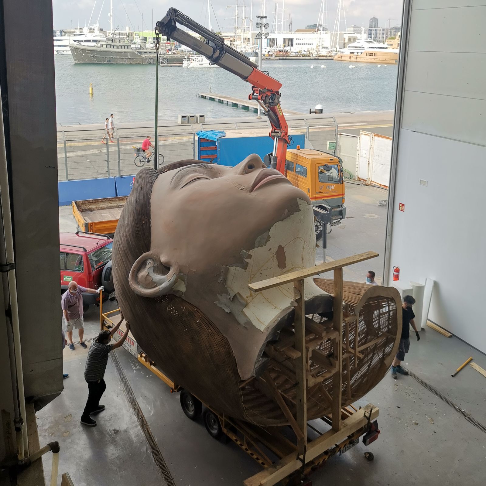 Trasllat de la icònica falla de la meditadora de la pandèmia