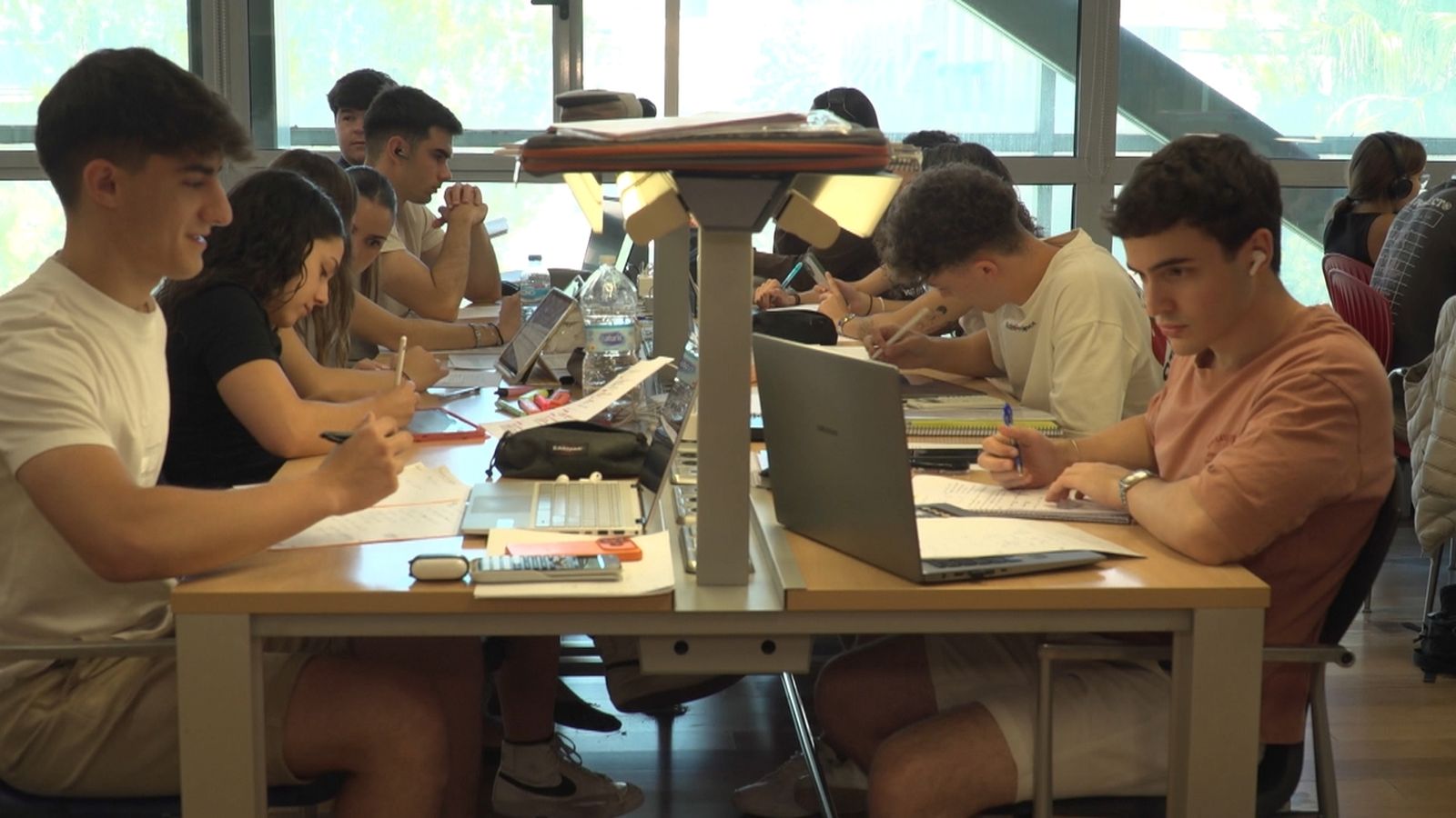 Estudiants a la biblioteca