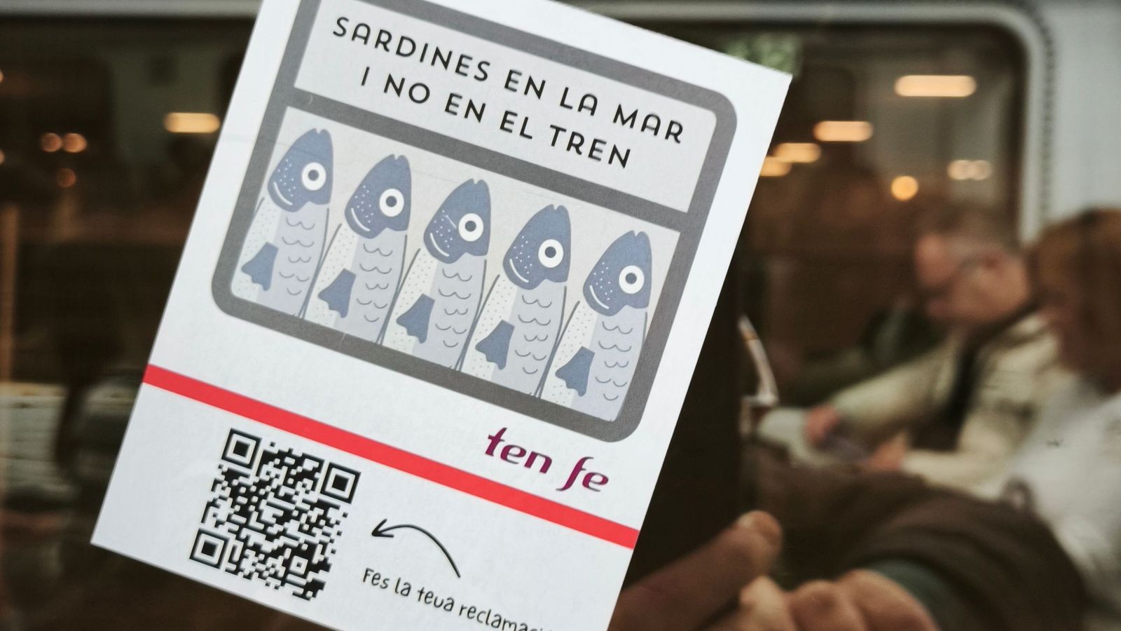 Adhesiu de protesta sobre l'amuntegament als trens