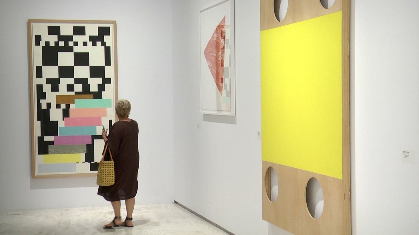Una dona observa algunes de les peces de l'exposició al MACA