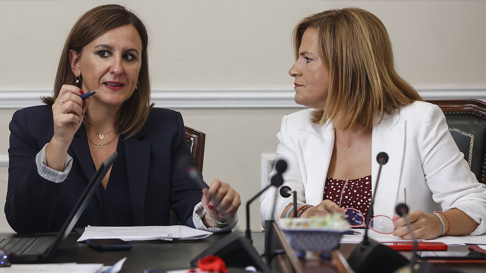 L'alcaldessa de València, Maria José Catalá i la delegada del Govern, Pilar Bernabé, en la junta de seguretat local en què el consistori va demanar interrompre l'arribada de trens a l'Estació del Nord