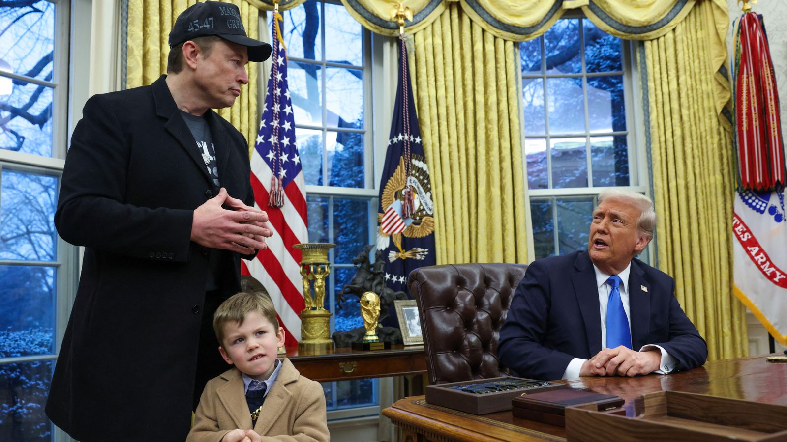 Trump i Musk —acompanyat del seu fill— signen un decret per a reduir la grandària de l'Administració dels EUA
