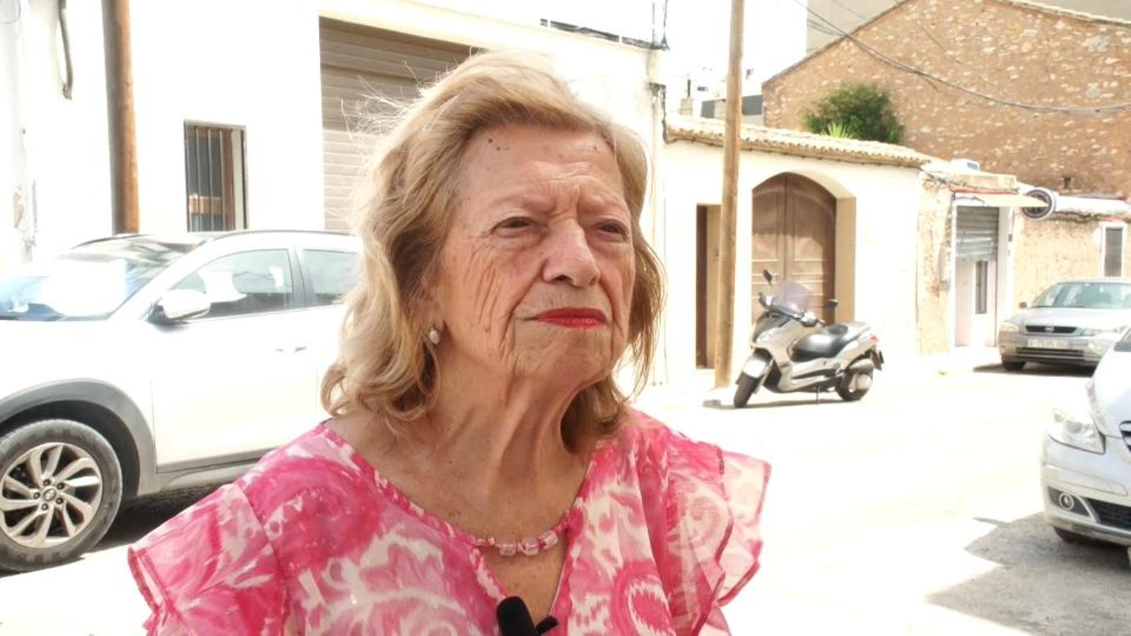 Carmen Fuentes, testimoni de la riuada del 1949 a Bétera (Camp de Túria), en una entrevista d'À Punt Notícies al carrer on vivia