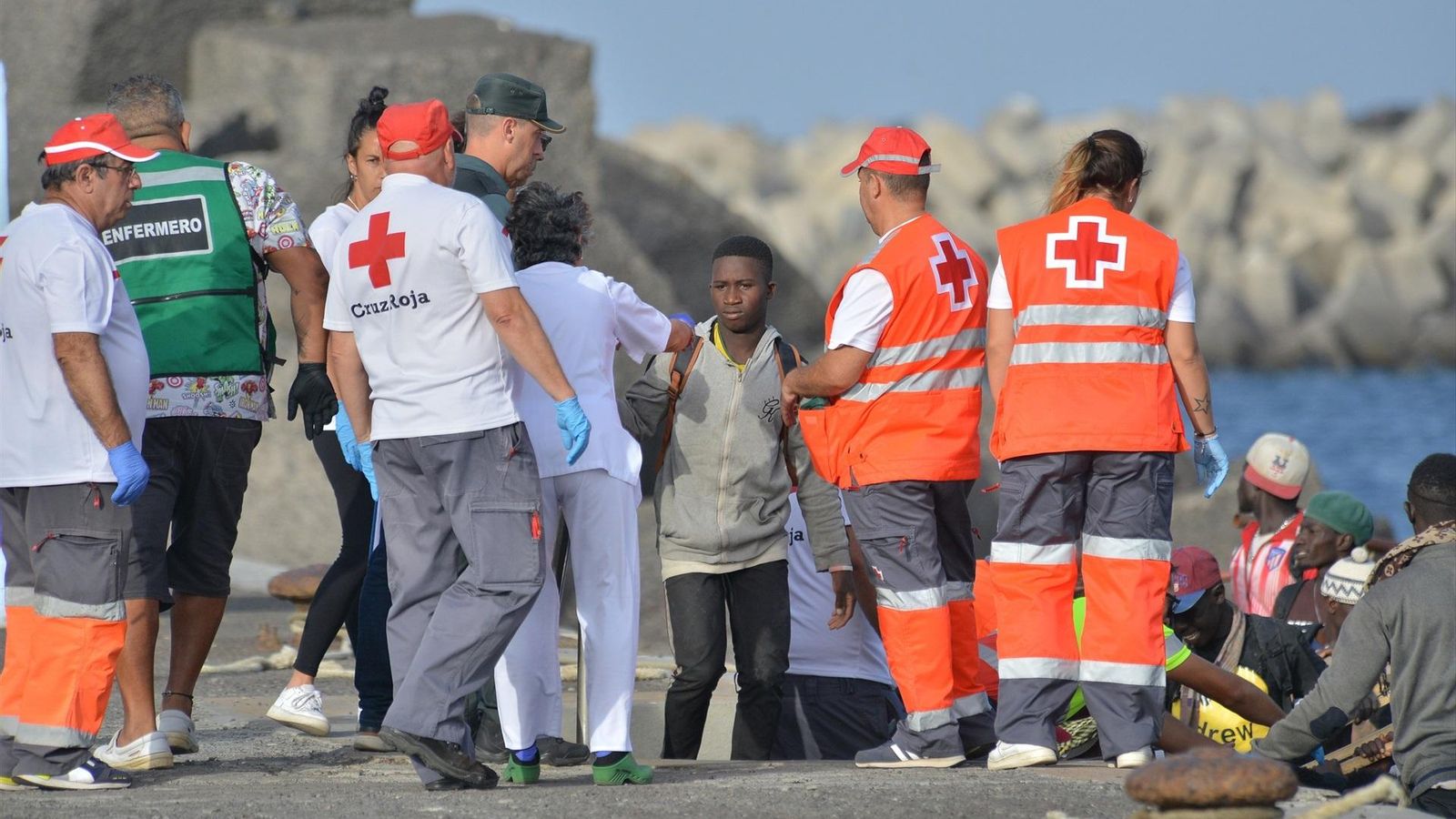 Els servicis sanitaris reben una pastera al moll de La Restinga, a l'illa d'El Hierro (Canàries)