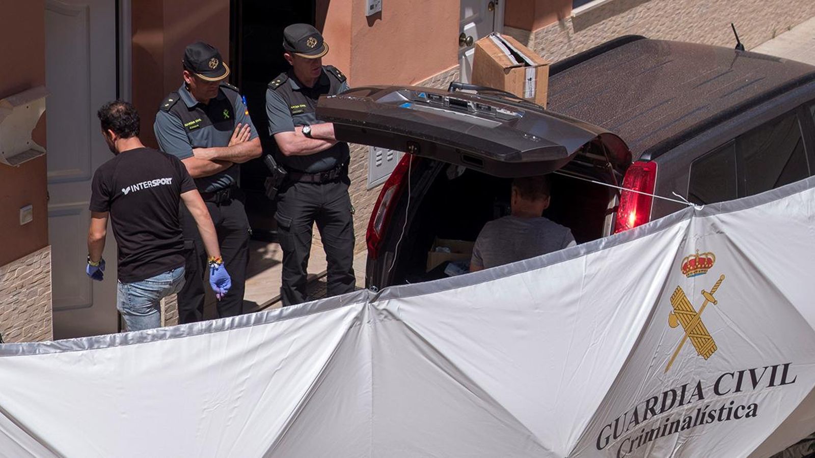 Agents de la Guàrdia Civil, a l'habitatge on hui un home romanés ha matat suposadament la seua parella.