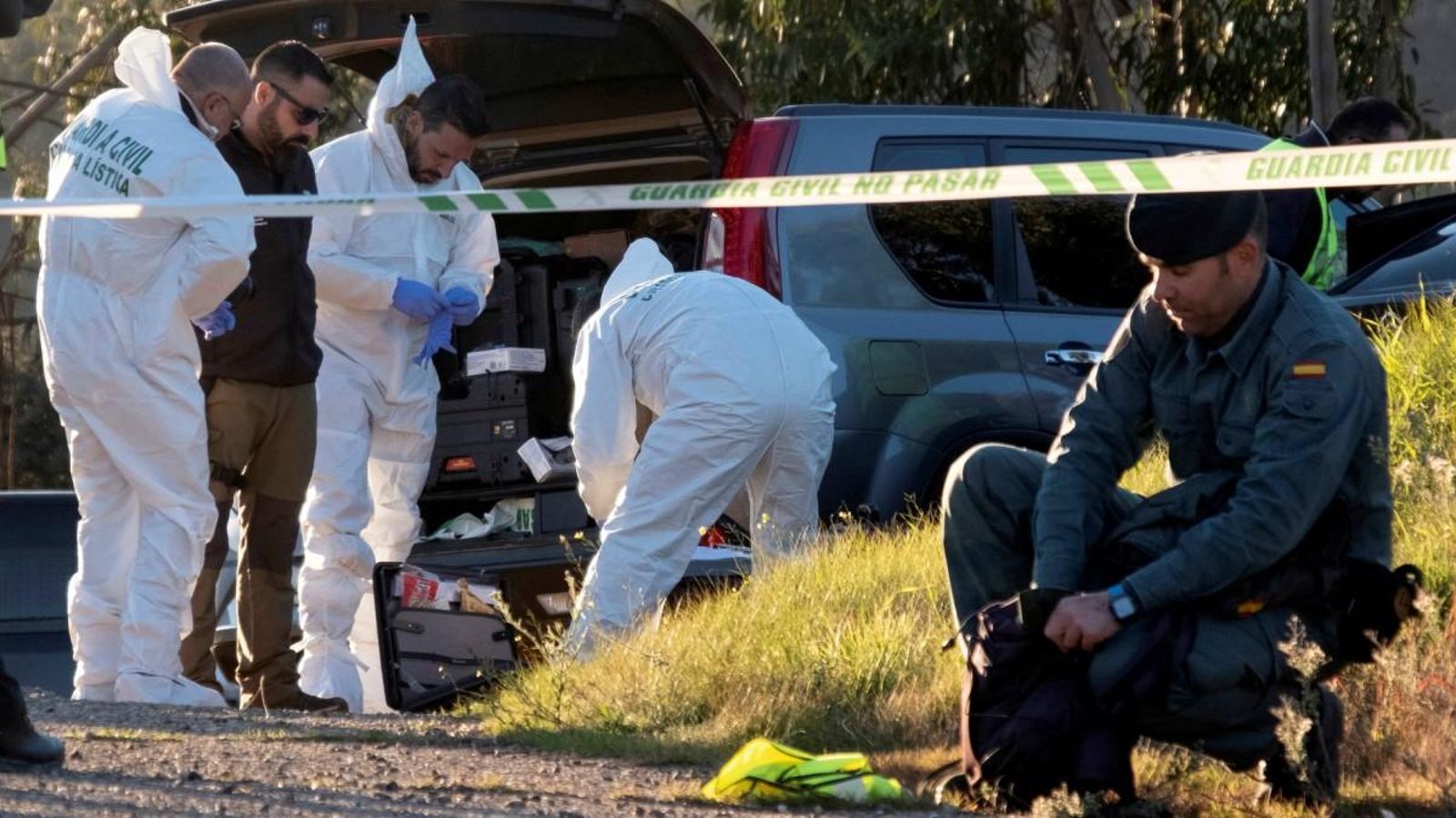 Efectius de la Guàrdia Civil inspeccionen el paratge on s'ha trobat el cadàver de la jove zamorana Laura Luelmo