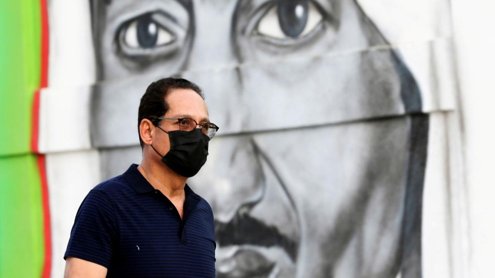 Un home camina davant un cartell que representa al rei saudita Salman bin Abdulaziz a Riad, Aràbia Saudita, el passat 25 de març