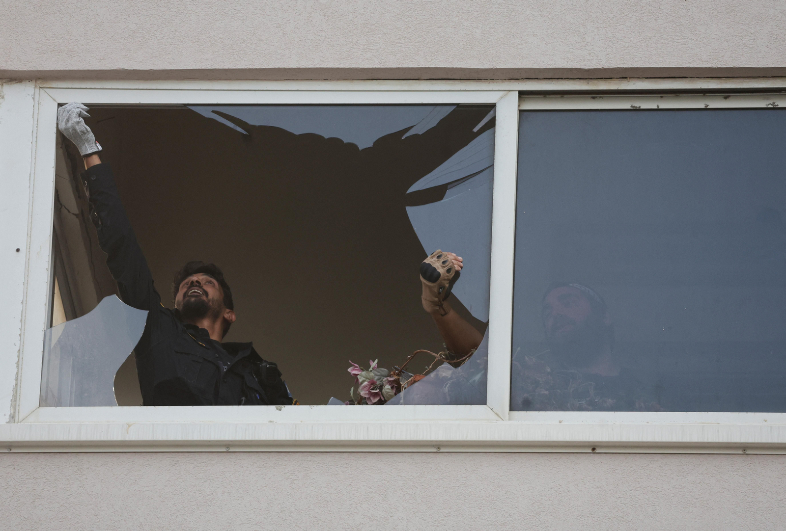 Un operari retira vidres trencats en l'explosió