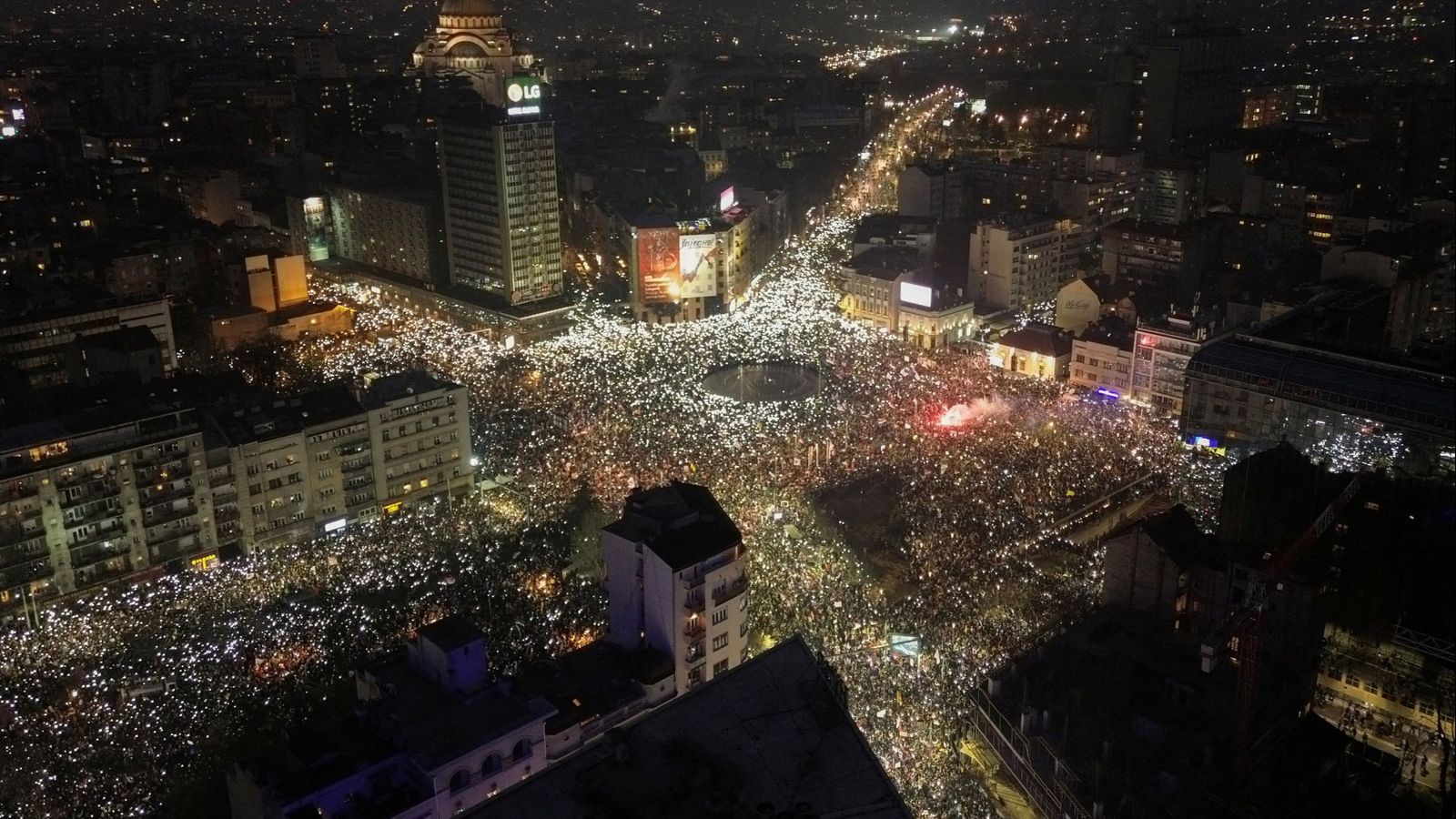 Centenars de milers de persones es manifesten a Belgrad contra el govern serbi