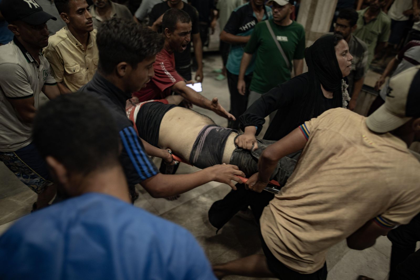 Trasllat de ferits després a l'hospital Nasser després d'un atac a Khan Yunis