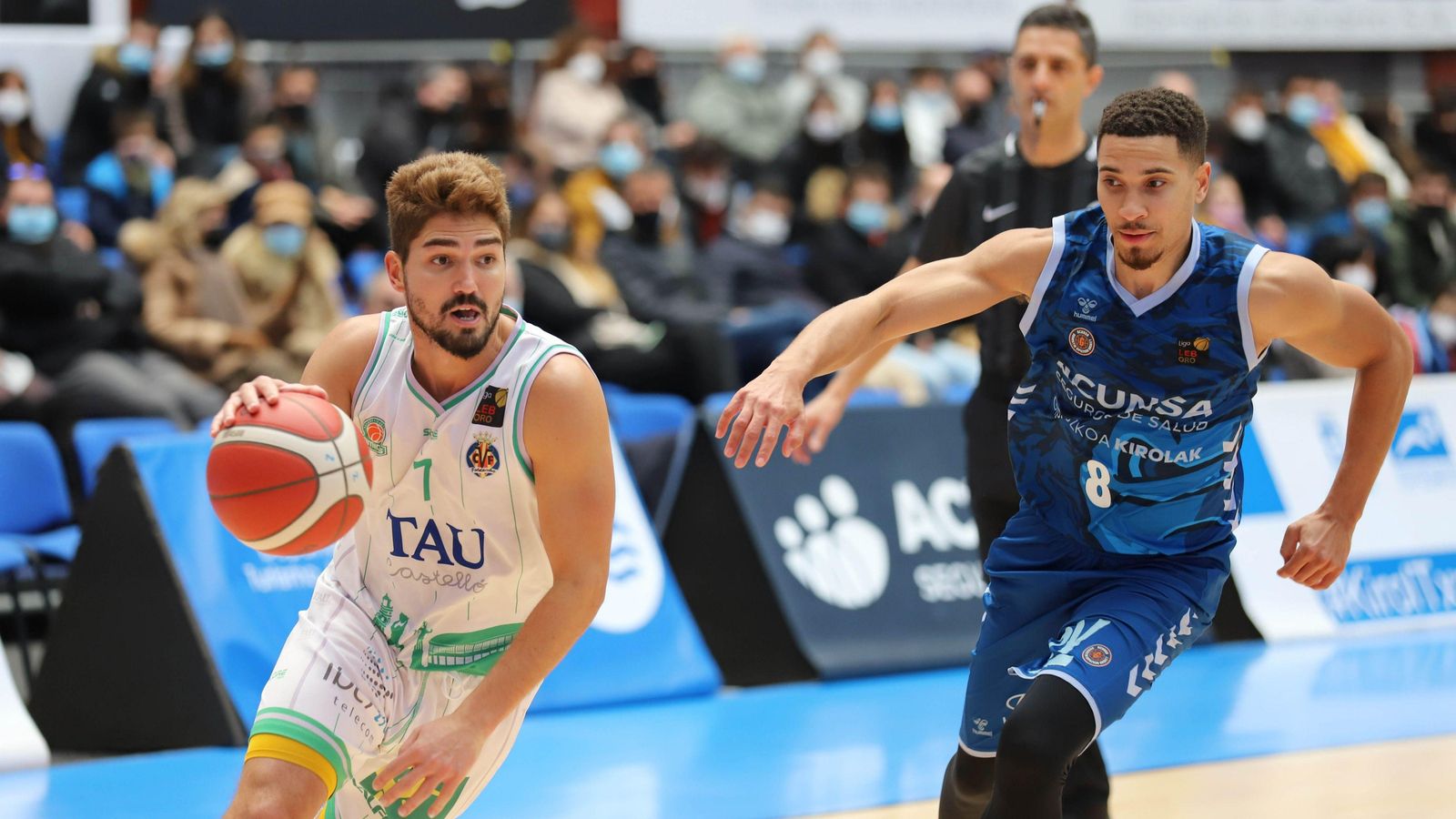 Óscar Alvarado, en una acció del partit