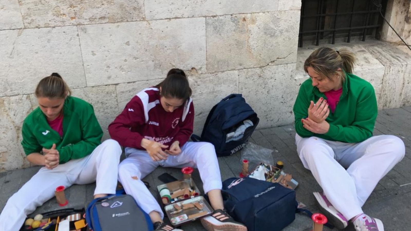 Pilotaris enfaixant-se les mans abans de la partida.