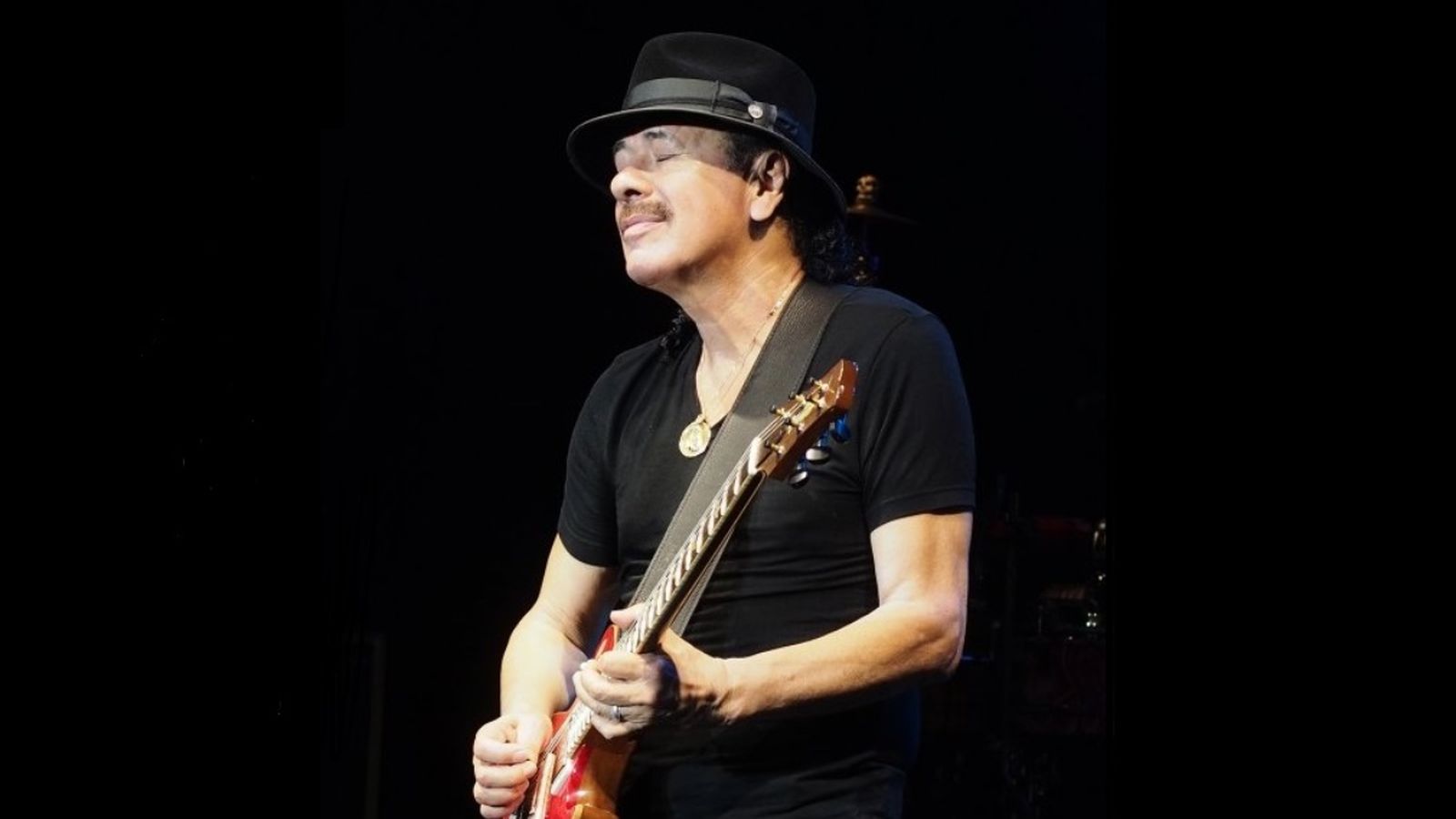 Amb 71 anys acabats de fer, el músic s'ha convertit en un símbol de la fusió del rock amb el ritme llatí.