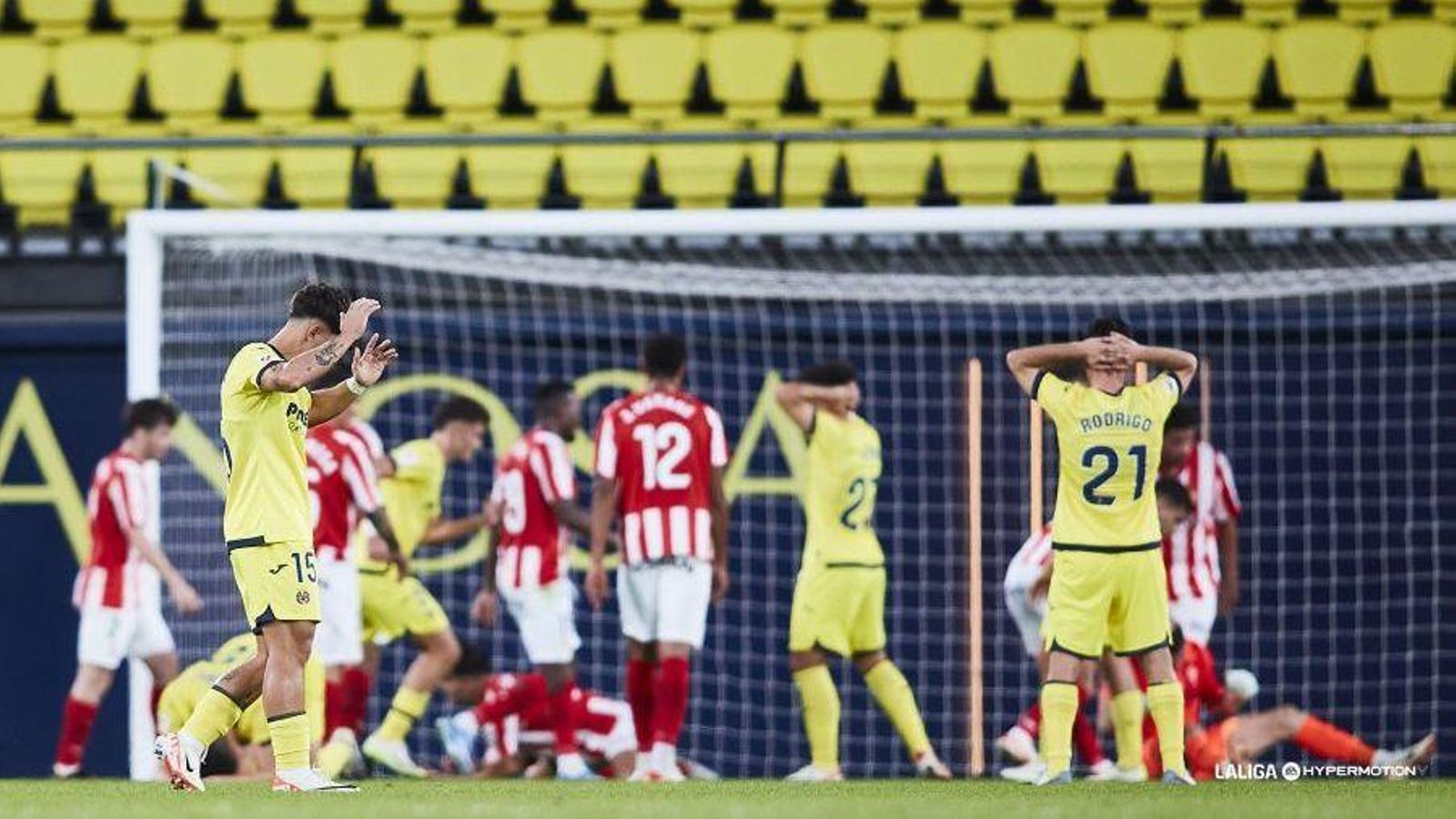Els jugadors groguets es lamenten després d'una ocasió errada
