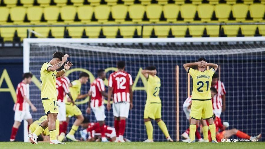 Els jugadors groguets es lamenten després d'una ocasió errada Els jugadors groguets es lamenten després d'una ocasió errada