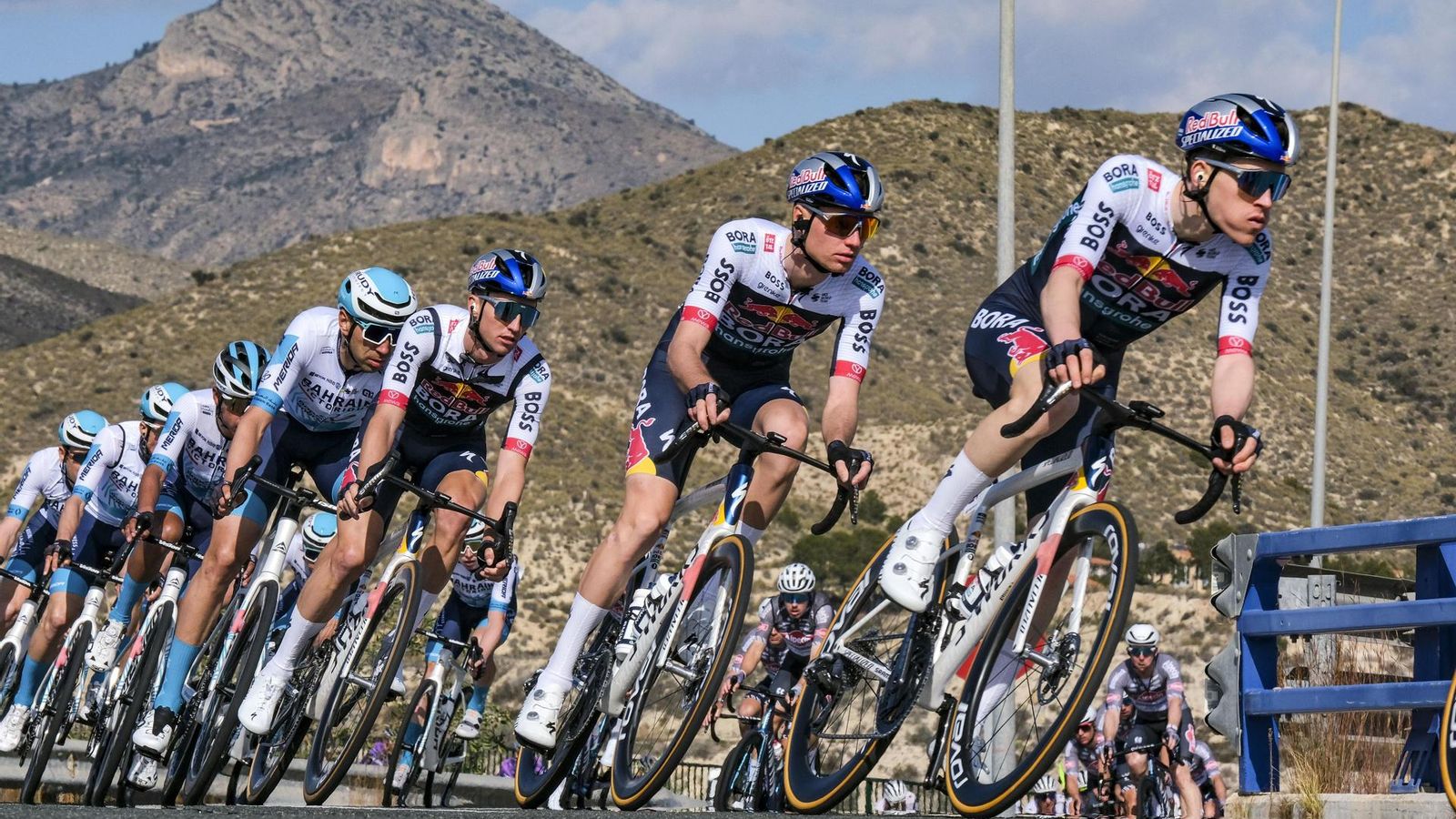 Alguns ciclistes durant la segona etapa de la VCV