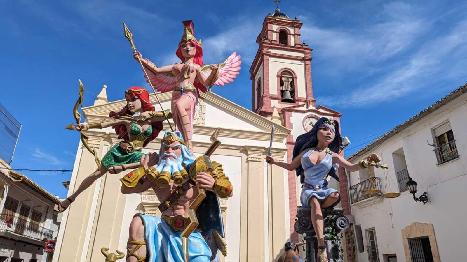 Moment de la plantà de la falla 2024 de Montserrat