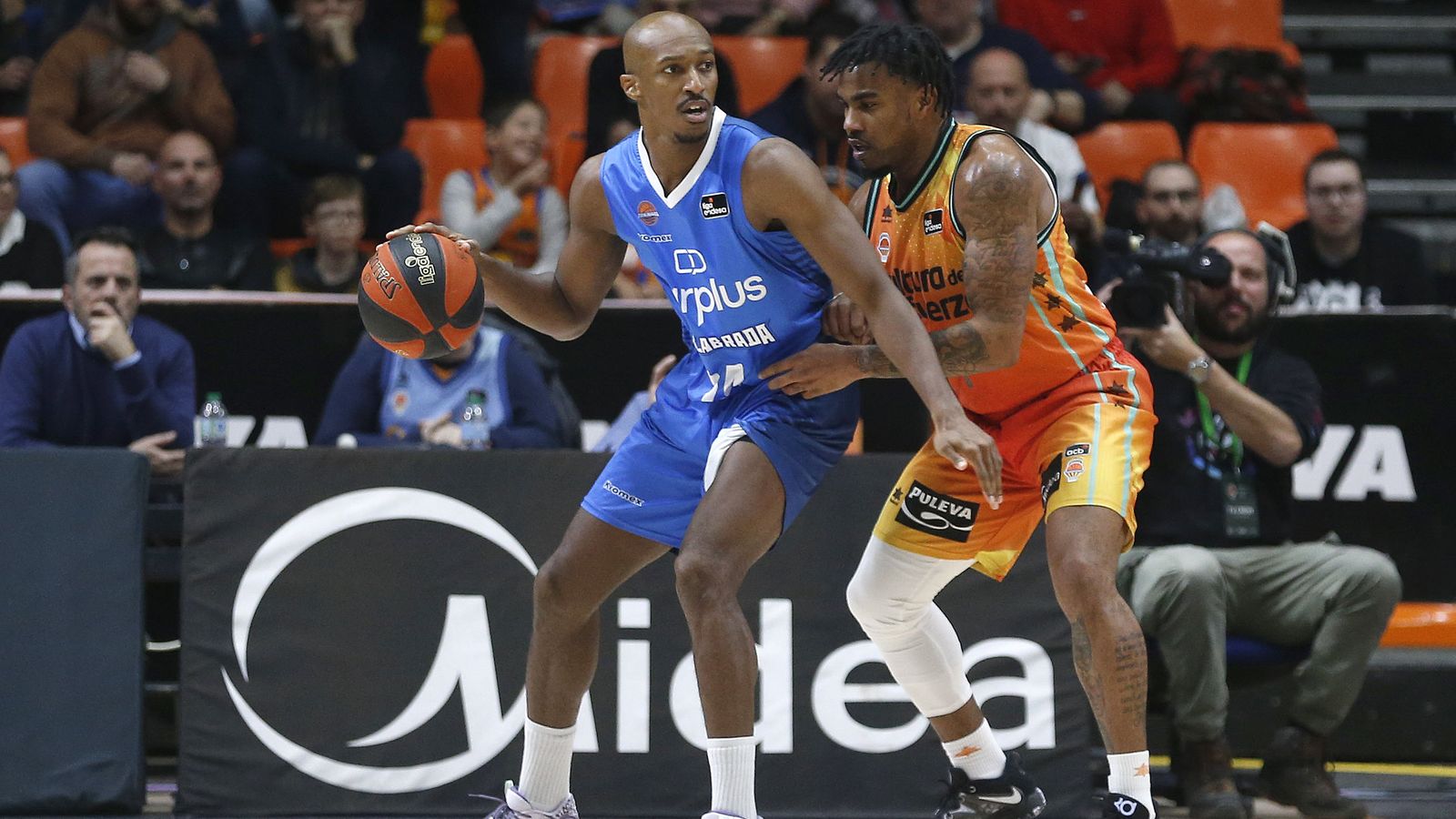 Chris Jones ha participat en el duel tot i les molèsties que arrossega al genoll