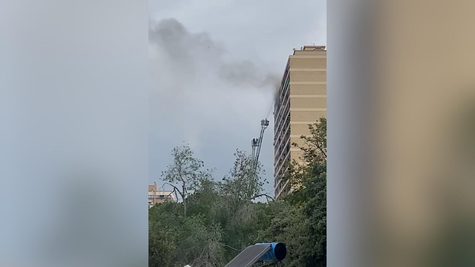 Imatges de l'incendi a l'edifici de l'avinguda dels Tamarindes a València