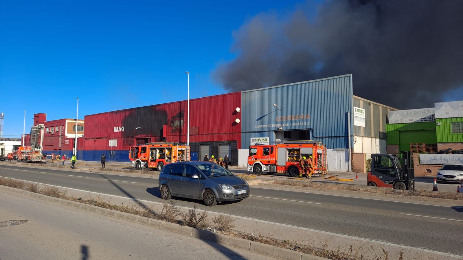 Nau industrial afectada per l'incendi declarat en un basar xinés a Manises