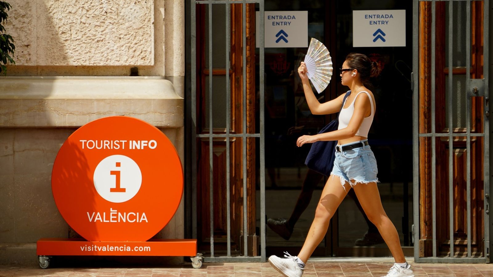 EuropaPress_5375743_mujer_abanico_10_agosto_2023_valencia_comunidad_valenciana_espana_agencia