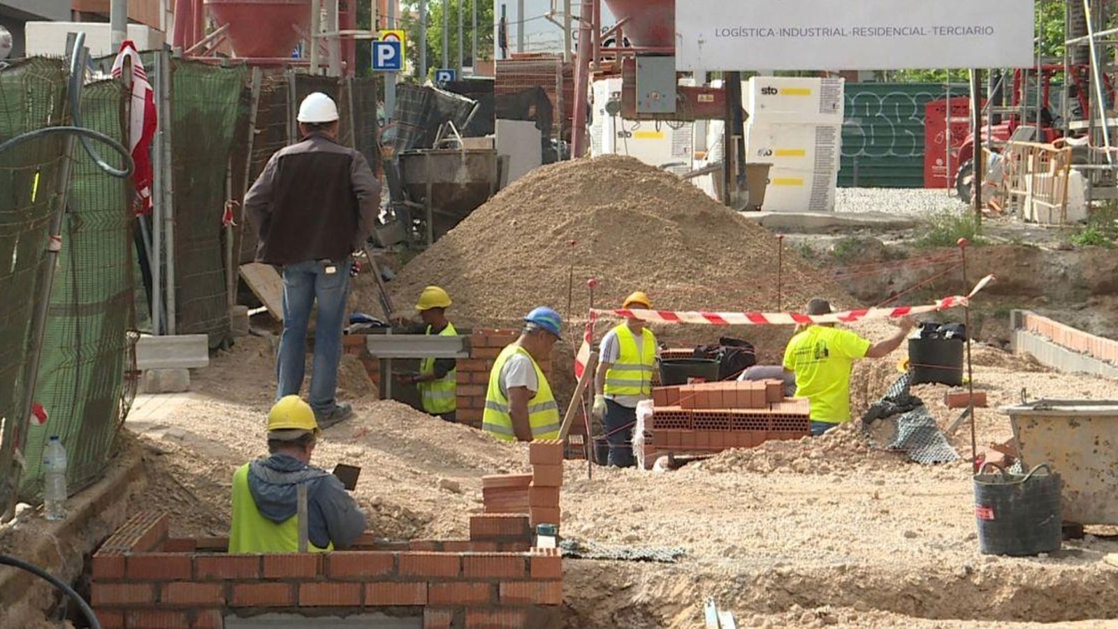 Obrers treballant en una construcció, el sector que més confía en la situació econòmica d'ací a finals d'any.