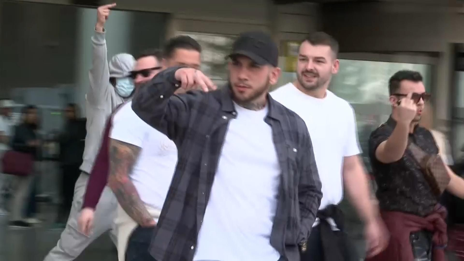 Els acusats desafien la concentració antifeixista a l'eixida del jutjat, després de reconéixer les agressions