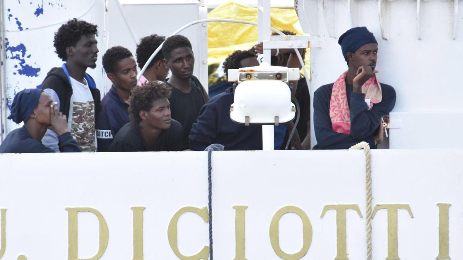 Immigrants a bord del Diciotti continuen a l'espera per a desembarcar al port de Catania