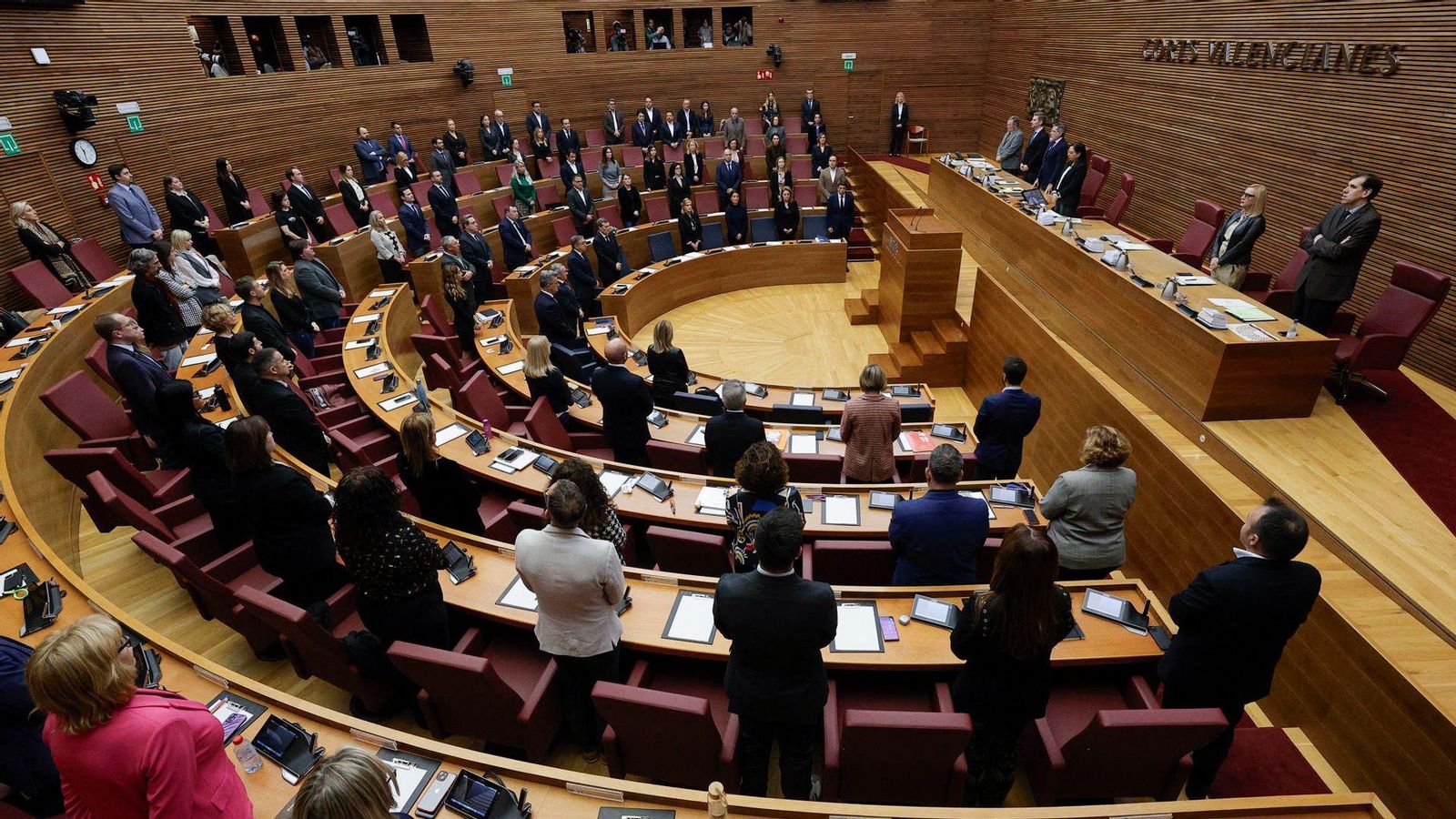 El ple ha començat amb un minut de silenci en memòria de les víctimes