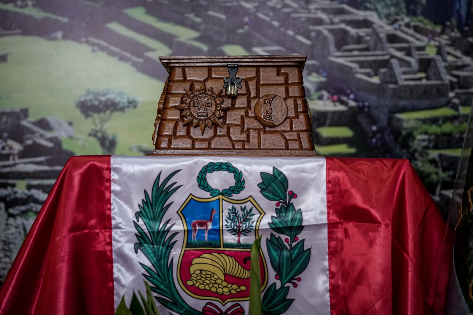 Cofre que ocnté les "restes simbòliques" de Fernando Túpac Amaru