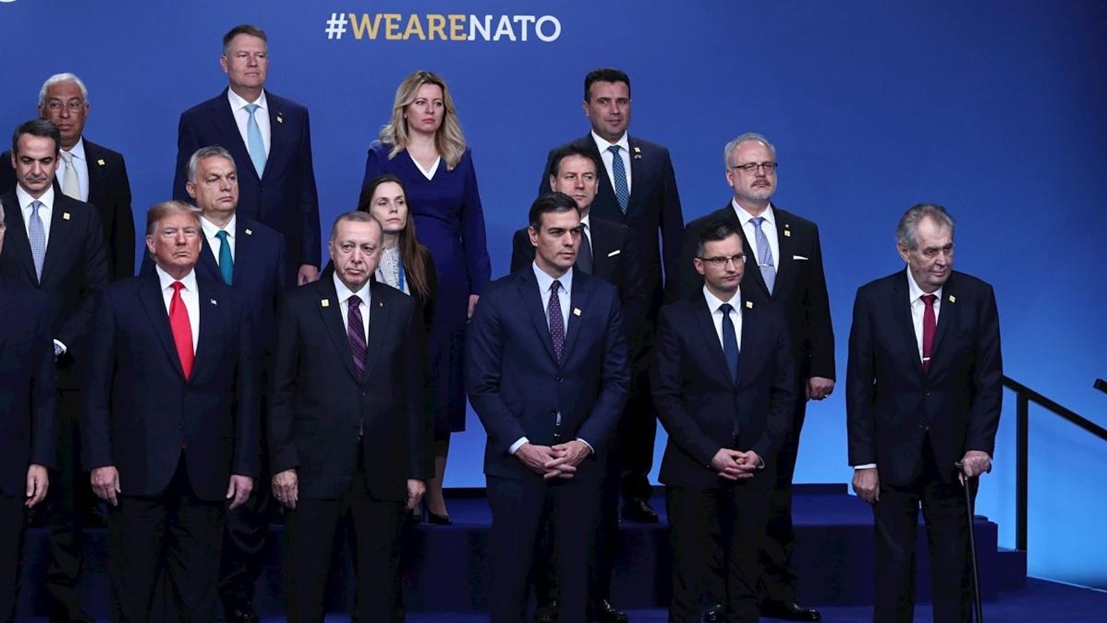Pedro Sánchez (centre) posa en la foto de família dels líders dels països membres de l'OTAN