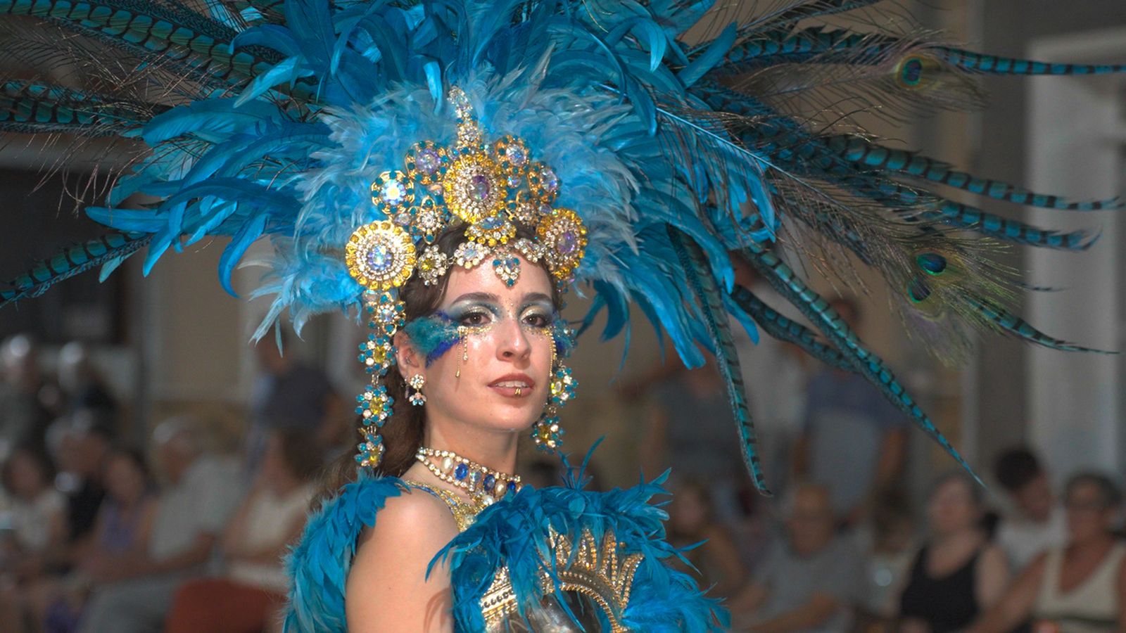 La Desfilada General és una de les cites més esperades de les festes de Redován, on les comparses de Moros i Cristians i les carrosses prenen els carrers i els omplin de música i color