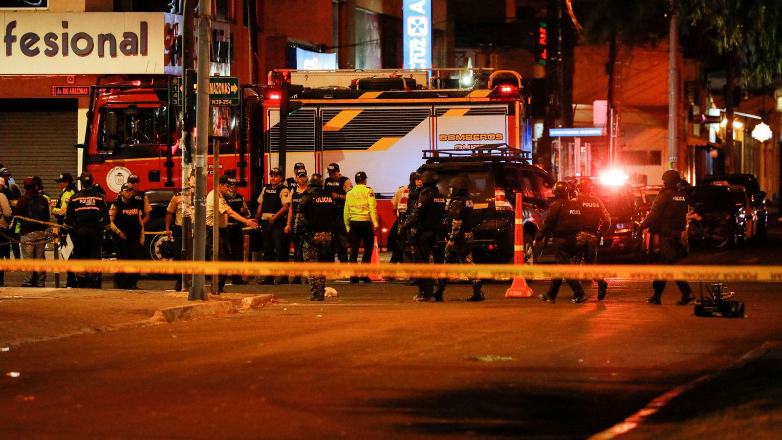 La policia vigila els voltants del lloc, a Quito, on va ser tirotejat el candidat Fernando Villavicencio dimecres La policia vigila els voltants del lloc, a Quito, on va ser tirotejat el candidat Fernando Villavicencio dimecres