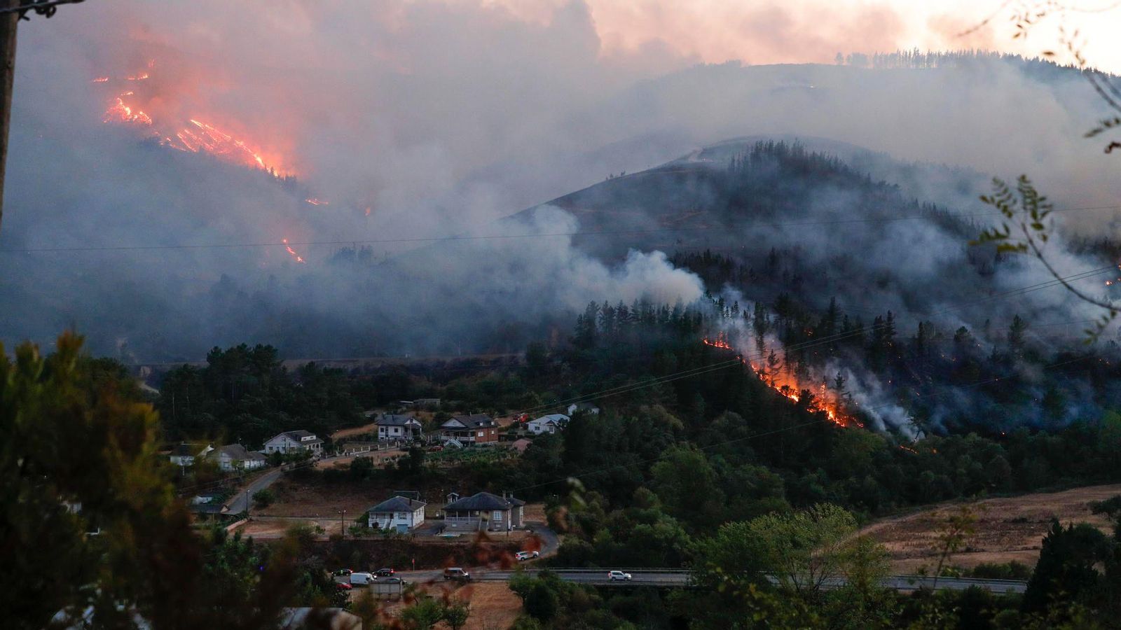 Les flames del nou incendi declarat a A Pobra do Brollón avancen, de manera encara descontrolada, per les muntanyes de Lugo