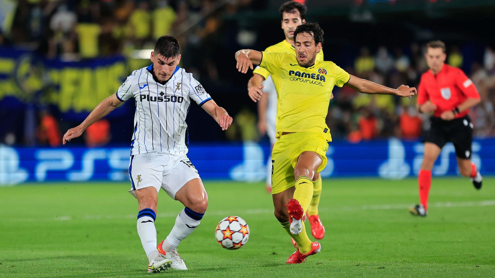 Dani Parejo i Marten de Roon disputen un baló