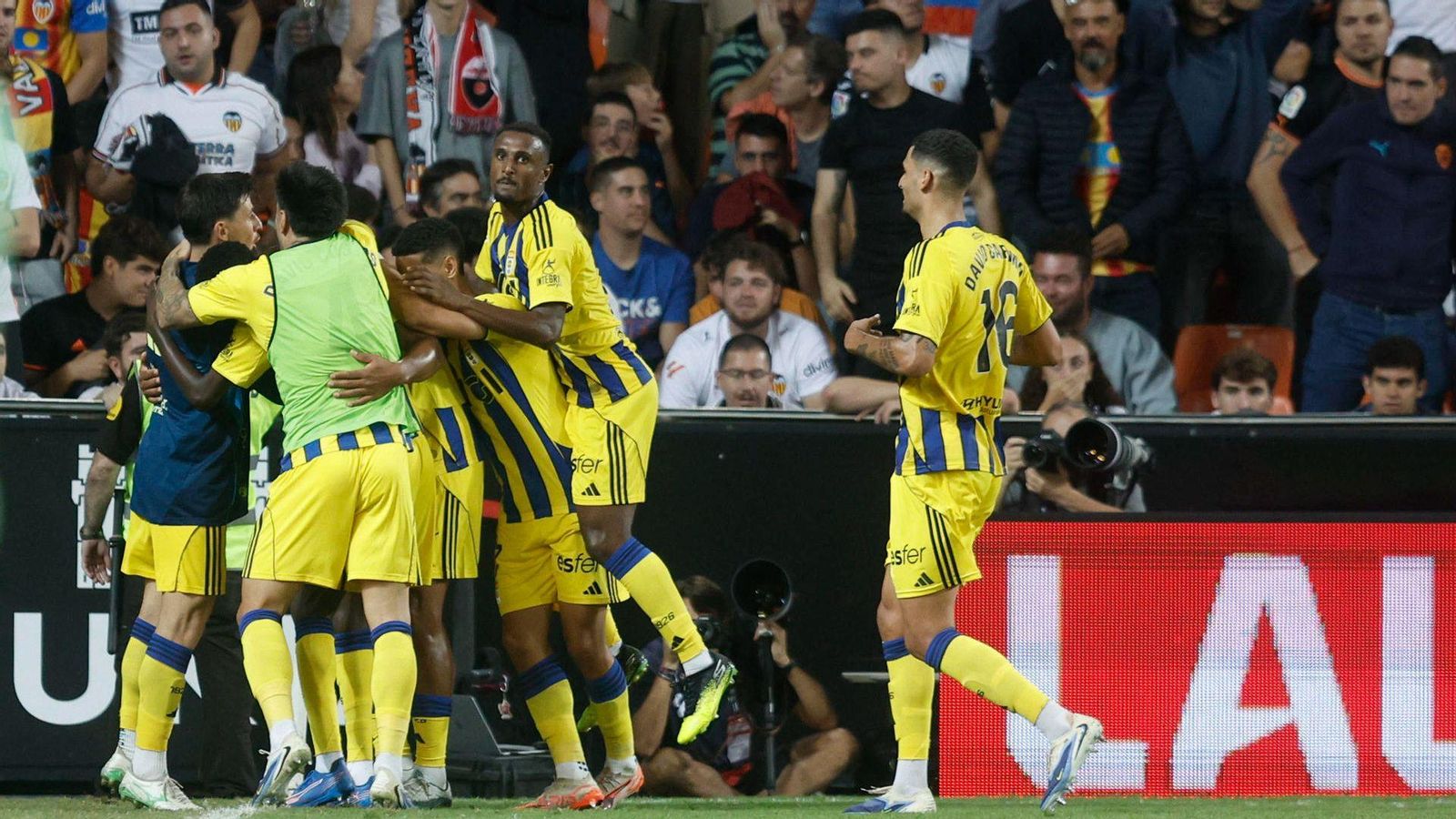 Els jugadors de l'Oviedo celebren el gol de la victòria