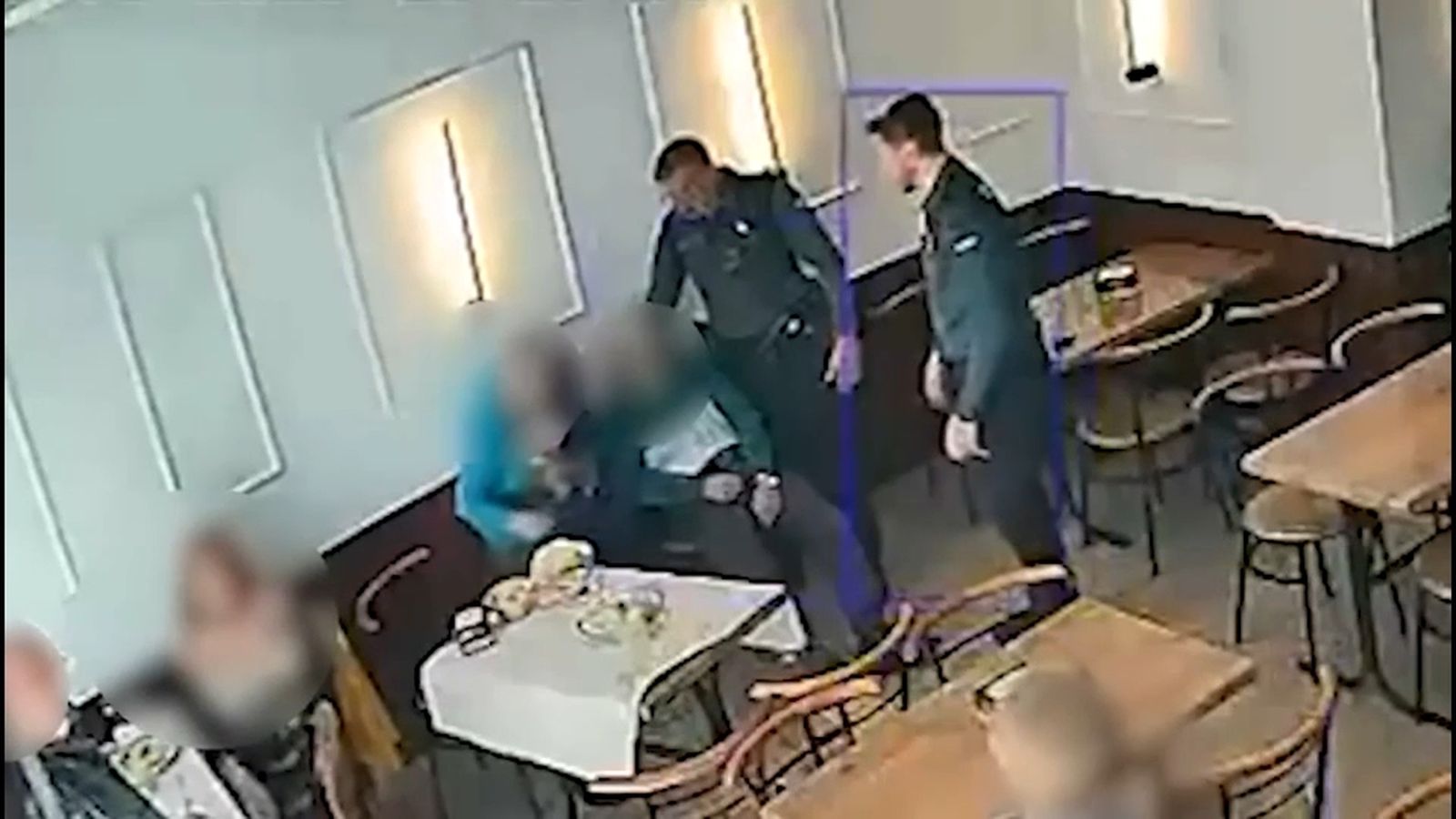 Dos guàrdies civils reanimen un octogenari que s'havia ennuegat mentre dinava en un restaurant de Cullera