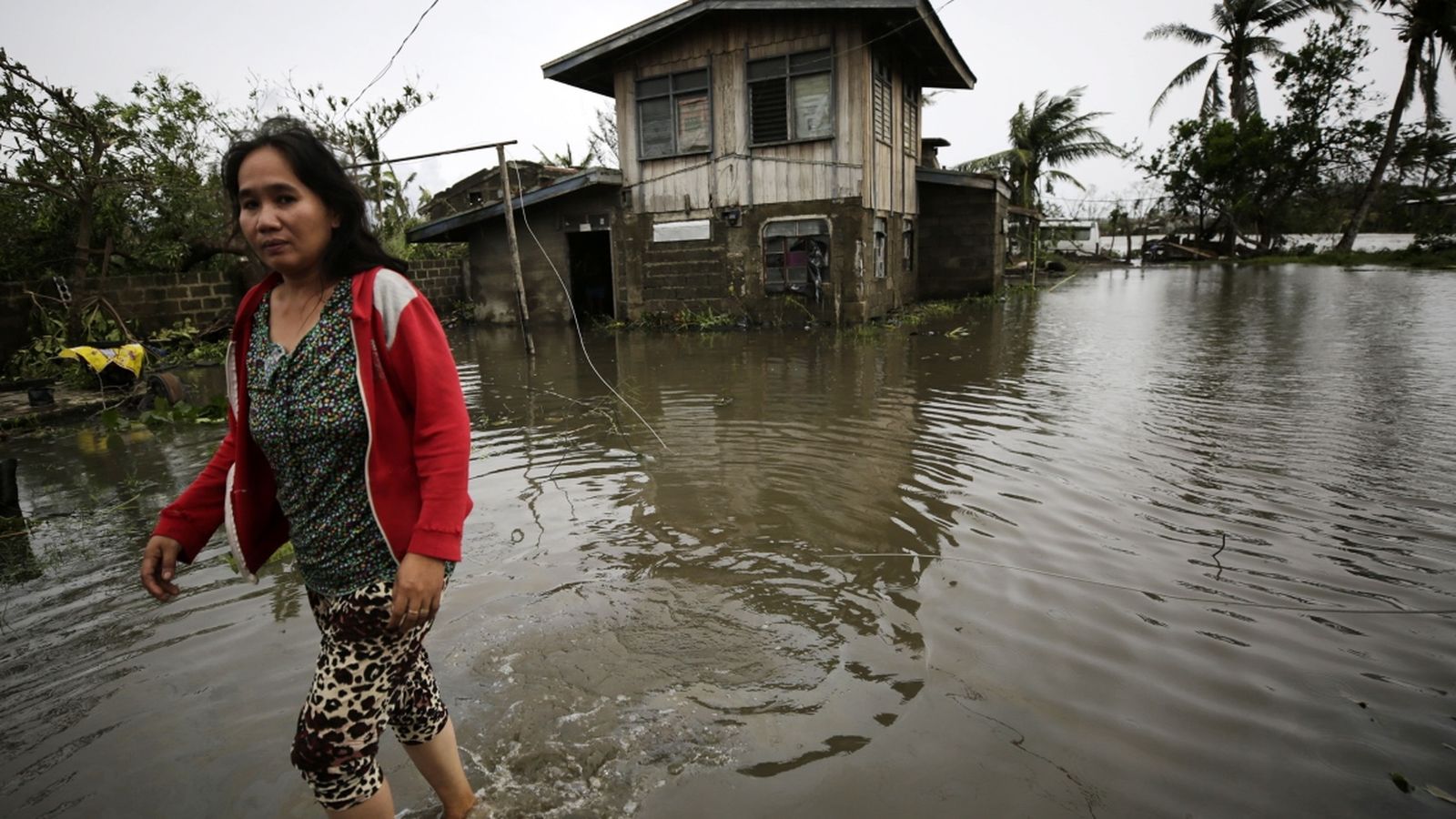 Una dona camina per la ciutat negada de Baggao, a la província de Cagayan,Filipines